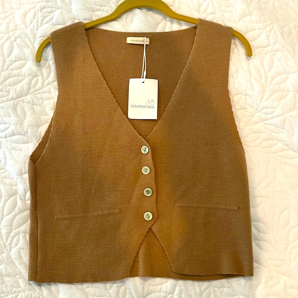 Tan/Brown knit vest with shell buttons size M from Intemerta